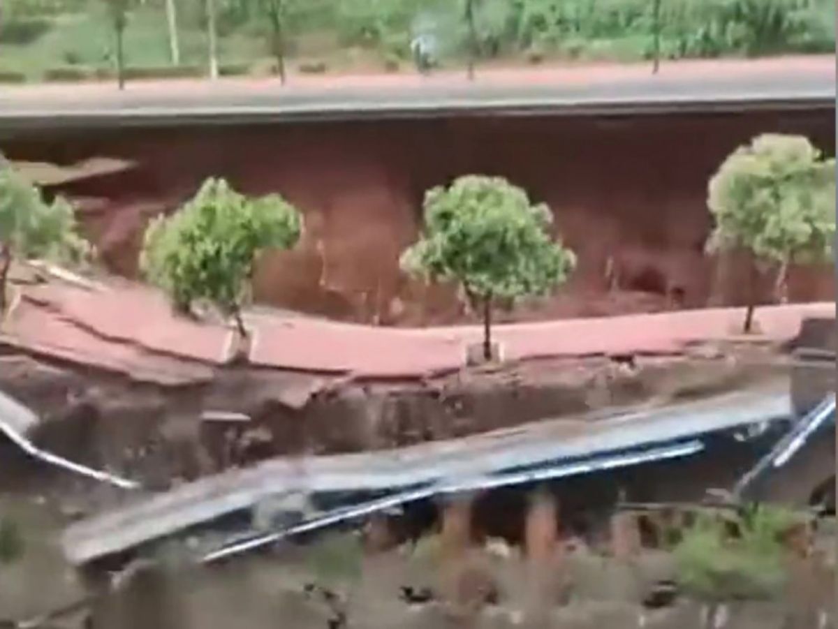 ▲中國河南多地近日再現暴雨天氣，洛陽有公路圍牆大面積坍塌。（圖／翻攝自微博）