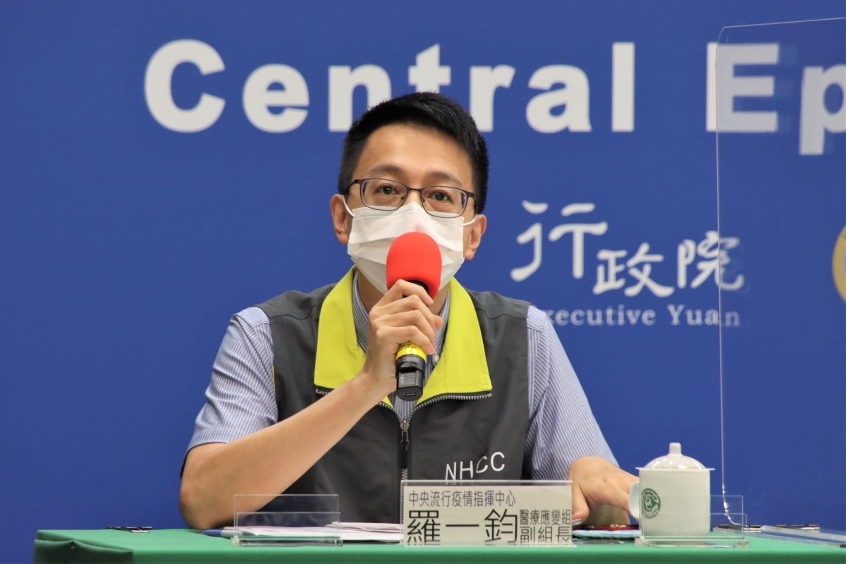 ▲中央流行疫情指揮中心醫療應變組副組長羅一鈞說明最新疫況及防疫作為。（圖／指揮中心提供）