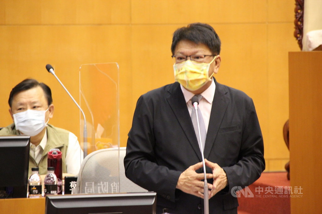 ▲屏東縣長潘孟安（右）30日在縣議會答詢表示，縣府在財政負擔允許下，將規劃發放夜市券。（圖/中央社）