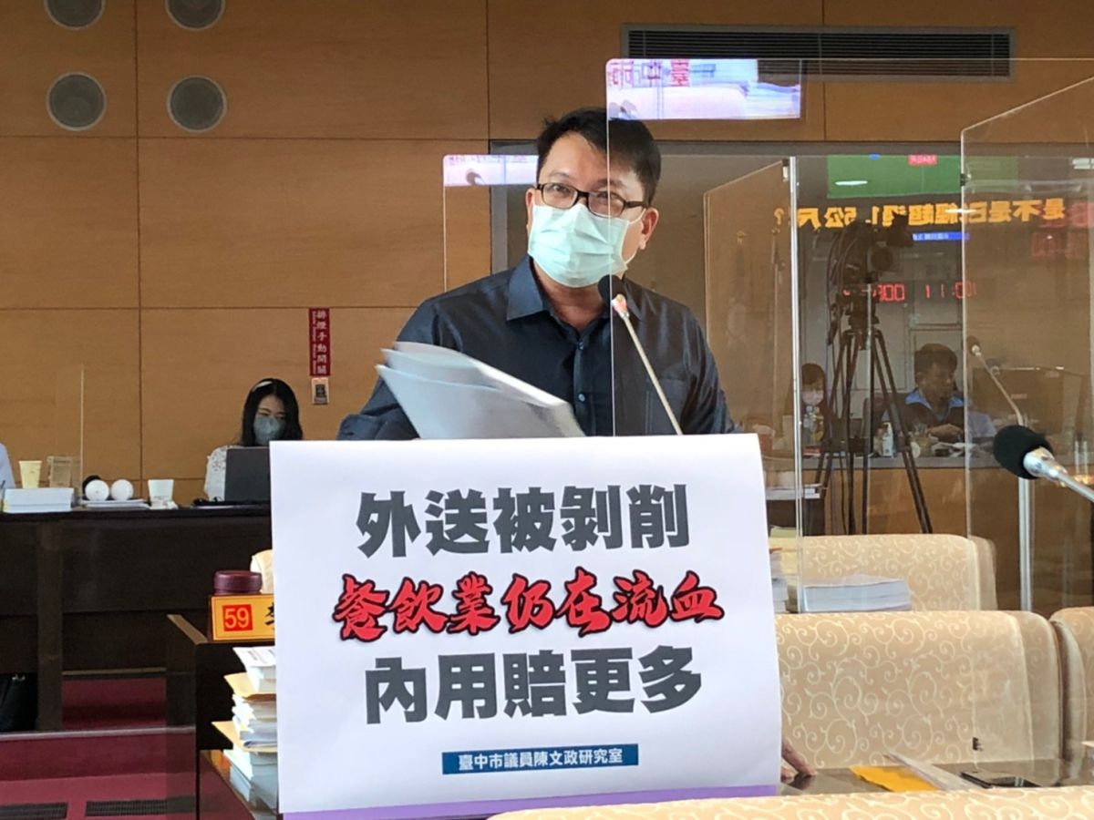 ▲市議員陳文政指出，疫情下店家為了生存，只能轉與外送平合作。面對外送平台35％的高抽成，形同「賣一份賠一份」。(圖／柳榮俊攝2021.8.30)