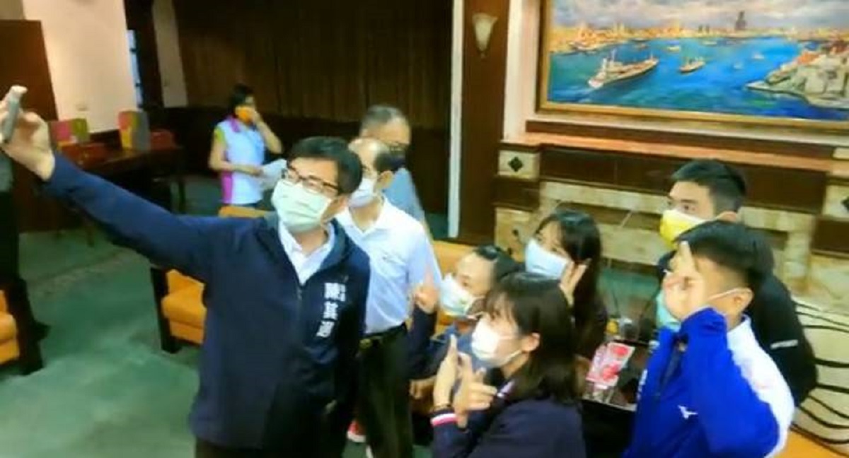 ▲高雄市長陳其邁今(30)日頒發獎金給設籍高雄東奧國手並與選手們輕鬆玩自拍。(圖／高市府提供)