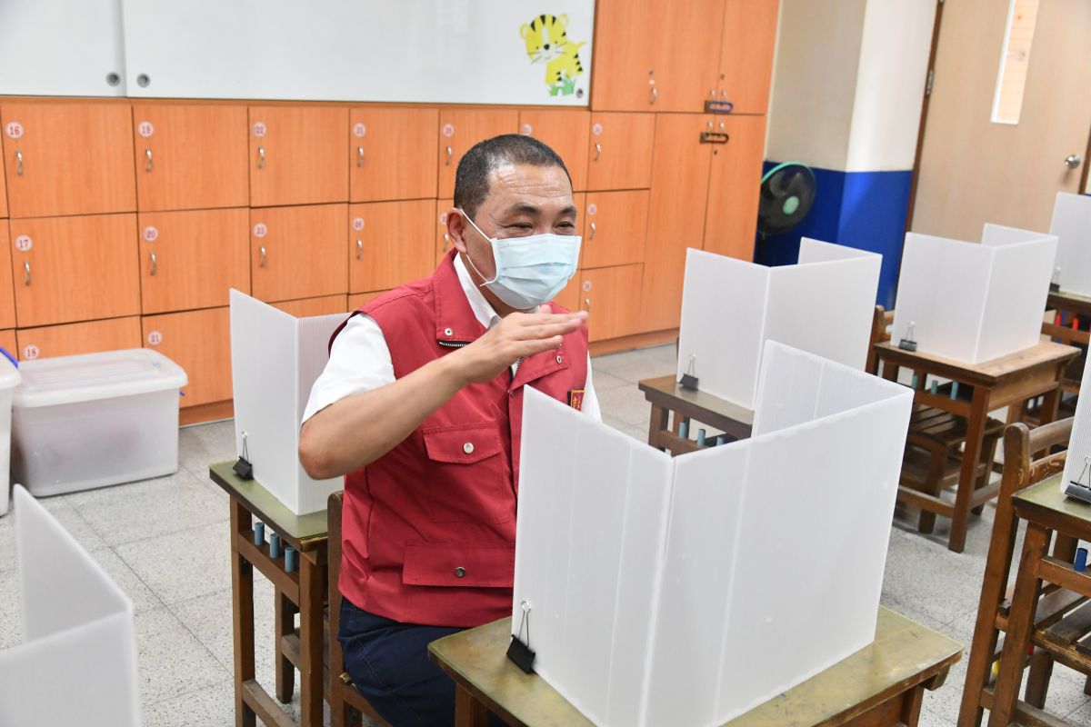 ▲新北市長侯友宜今（30）日到板橋區江翠國小檢視校園整備的情形。（圖／新北市政府提供）