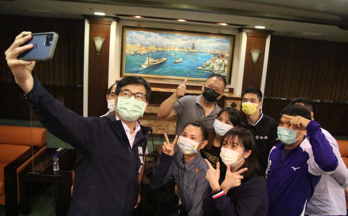 ▲高雄市長陳其邁與東奧國手們一起開心自拍、話家常。（圖／高雄市運發局提供）