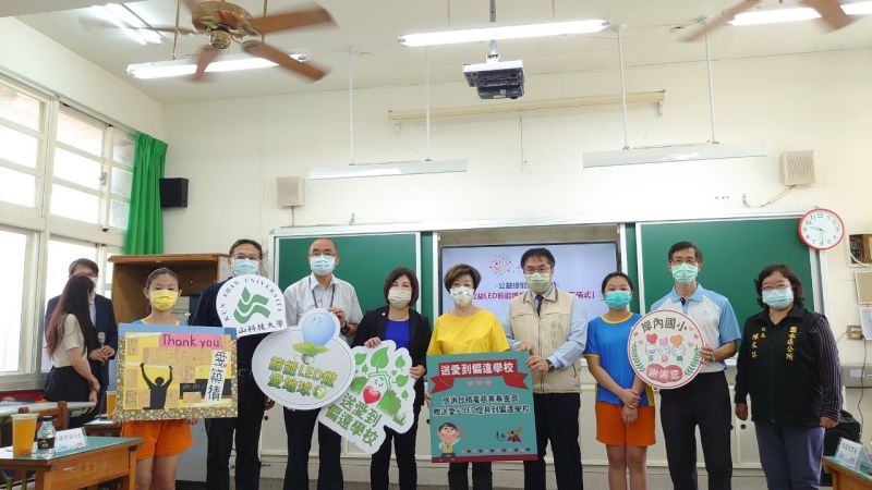 科大學生志工協助台南市偏鄉32校節能LED燈具安裝

