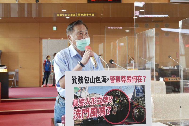 ▲議員楊正中指出,員警穿制服脖子上掛著看板站在路口,難道警察業務包山包海?(圖/柳榮俊攝2021.8.30)