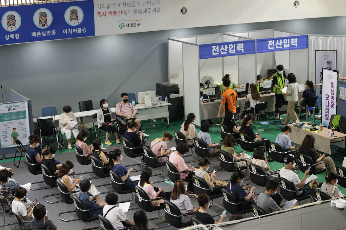 ▲韓國首劑疫苗接種人數突破3000萬人，朝總人口7成快速邁進。（圖／美聯社／達志影像）
