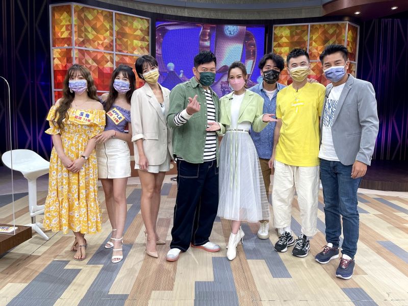 ▲《一袋女王》邀請謝承均(右起)、阿廖師、梁赫群、曾莞婷、曾國城、大牙、Apple和玉兔上節目討論多年友情。(圖/衛視中文台提供)