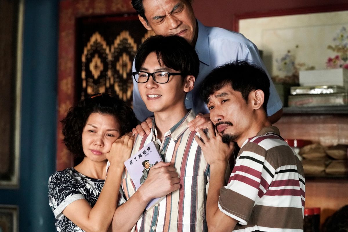 ▲李國毅（前排中）飾演帥氣何老師，深受陳家人喜愛。（圖／華視、CATCHPLAY提供）