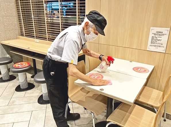 ▲藪田義光是全日本年紀最大的麥當勞員工。（圖／翻攝自北日本新聞社）