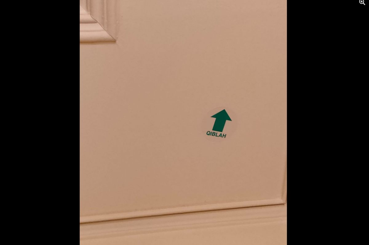 ▲有網友在女館房間天花板看見謎樣「箭頭貼紙」，好奇背後的用途為何。（圖／翻攝《爆系知識家》）