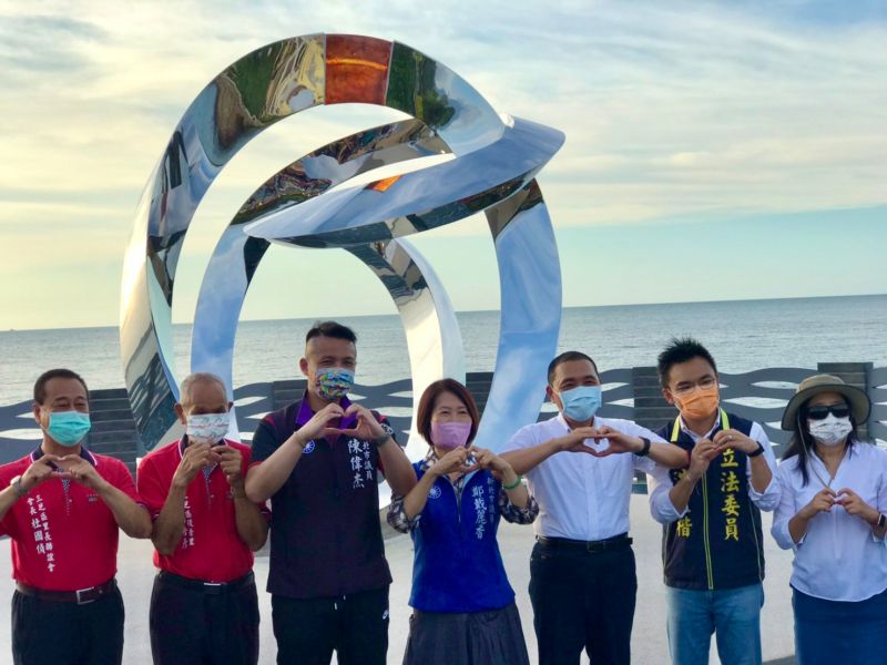 ▲侯友宜一行人步行在57公尺水藍色波浪長廊,宛如走進海中央,終點更設有超大型閃亮婚戒裝置藝術。(圖/新北市政府提供)