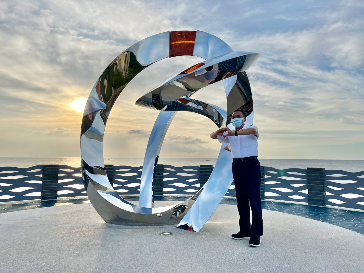 ▲超大型婚戒的裝置藝術，化身浪漫求婚勝地。（圖／新北市政府提供）