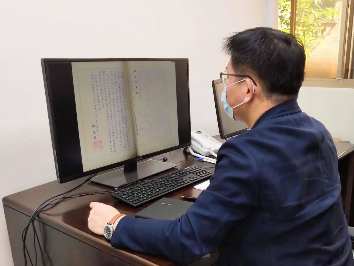 ▲前交通部長林佳龍30日赴促轉會，翻閱自己遭到國民黨政府監視的資料，有感現今台灣應堅定民主信念，向中國霸權斷然說不。（圖／翻攝自林佳龍臉書）