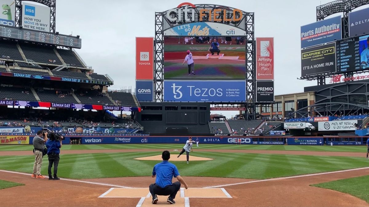 ▲前晚父親因中風，駐美代表蕭美琴（圖中投球者）仍完成台灣日開球嘉賓。（圖/翻攝自駐美代表處推特）