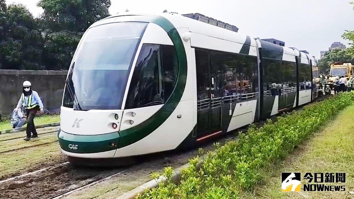 ▲高雄輕軌列車今天上午行經凱旋二聖站附近，發生緊急煞車導致脫軌偏離軌道意外事件。（圖／記者郭俊暉攝，2021.08.31）
