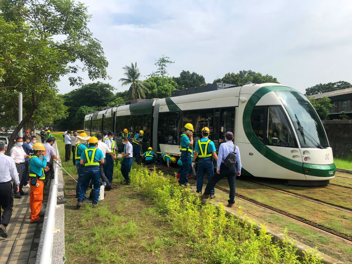 ▲今日（31）上午高雄輕軌因捲入草皮發生脫軌意外。（圖／高捷公司提供）