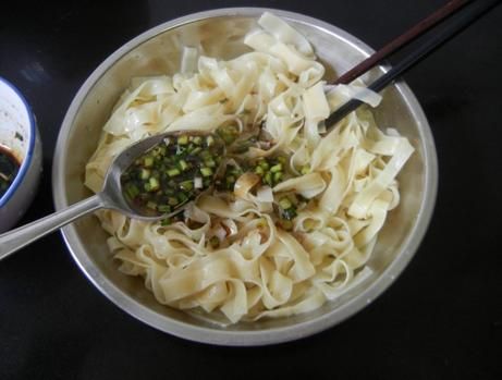 ▲用不完的餛飩皮可以做出另一道料理,只要簡單幾個步驟,立刻端出一道新的菜餚「蔥油涼拌餛飩皮」。(圖/翻攝自《美食來記錄》)