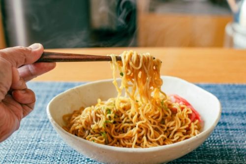 炒泡麵作法吃不膩！零廚藝「3步驟」快速好：麵條Q、吃到停不下來