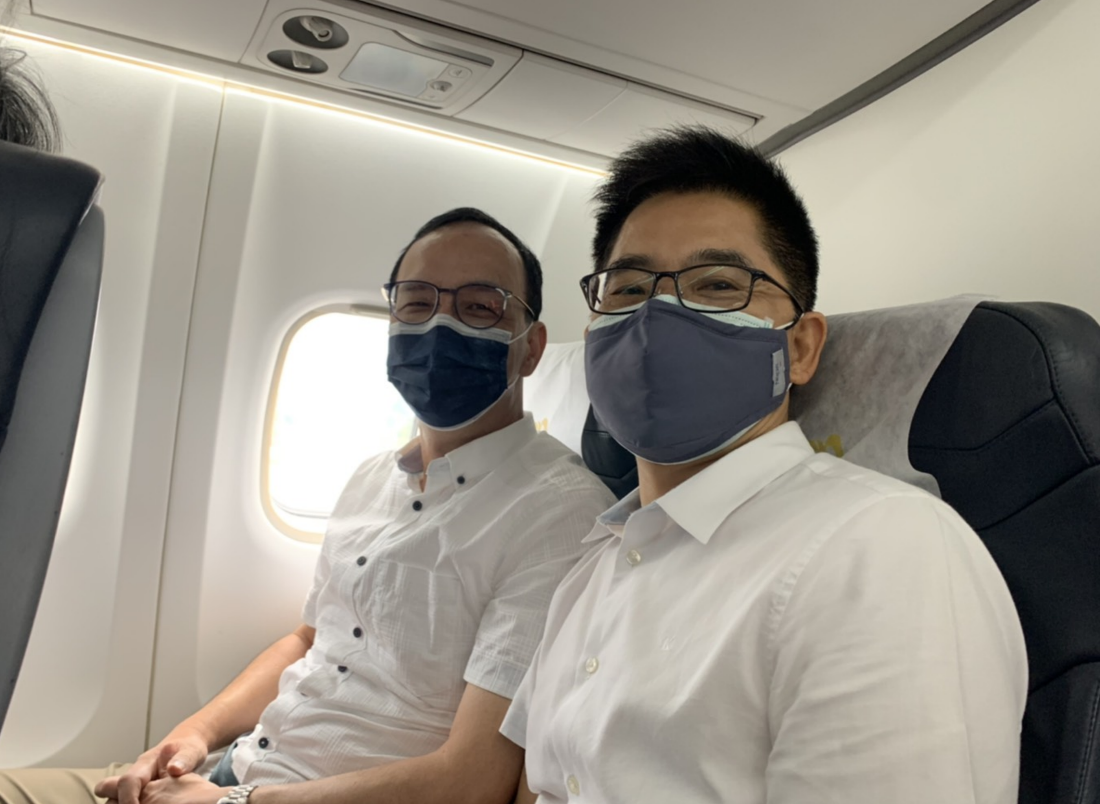 ▲國民黨主席候選人朱立倫今日在前台東縣長黃健庭陪同下搭機前往台東。（圖／朱立倫辦公室提供）