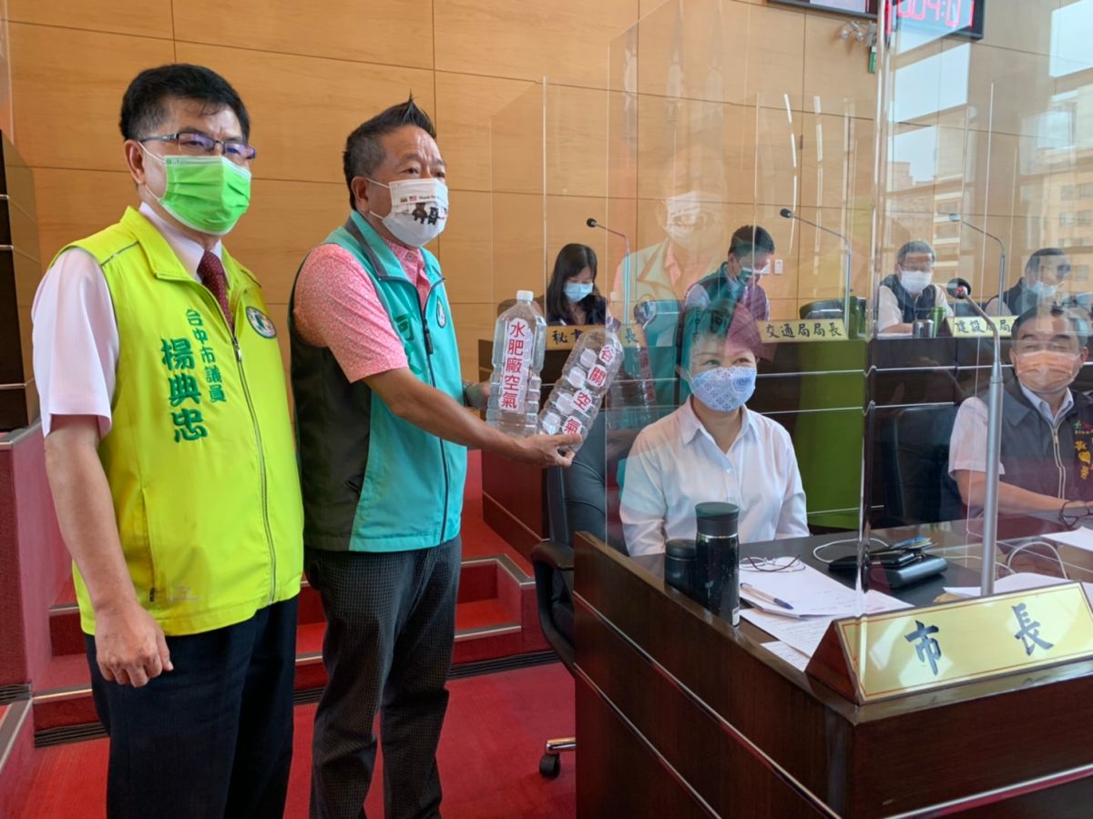 ▲議員何文海特準備兩大瓶空氣送給市長盧秀燕，一瓶是「谷關空氣」、另一瓶是「水肥廠空氣」，抗議市區水肥廠臭氣沖天(圖／柳榮俊攝2021.8.31)