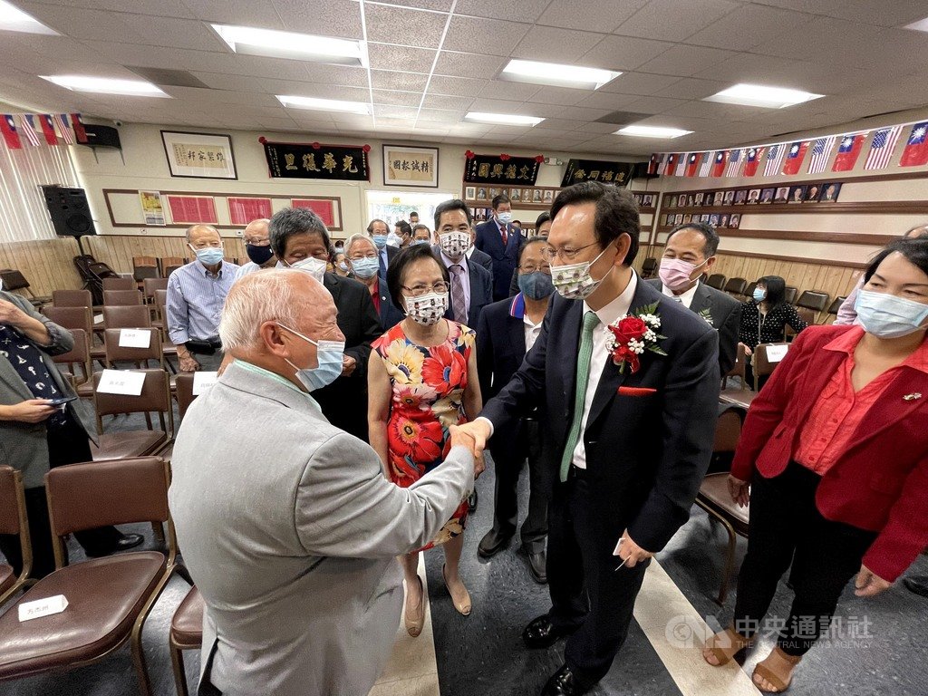 ▲僑務委員會委員長童振源（右）30日展開訪美行程第一站，拜訪131年歷史的傳統僑社中華會館。（圖/中央社）