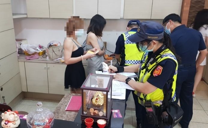 ▲高雄苓雅分局由分局長蕭正松帶隊實施稽查及取締可疑從事色情業者。（圖／翻攝畫面）
