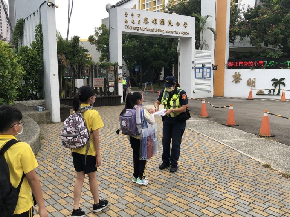 ▲開學了！中市警部署逾千警力守護學生安全(圖/記者鄧力軍翻攝)