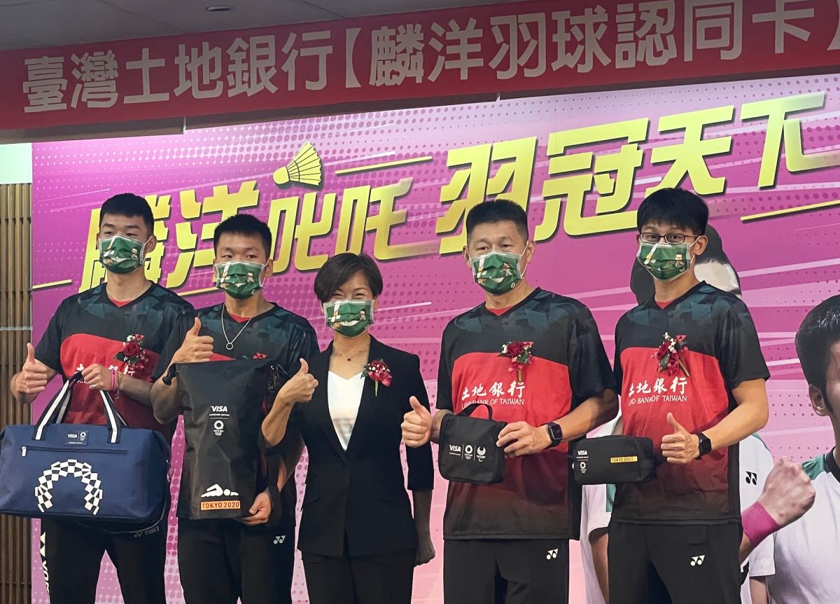 在東京奧運奪金的土地銀行羽球隊隊員的王齊麟（左一）、李洋（左二）今（31）日出席土銀「麟洋羽球認同卡」發表會。（圖／記者顏真真攝）