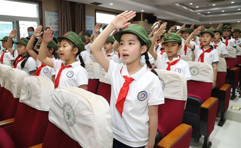 ▲北京市宣布，義務教育學校9月1日起調整上課時間，小學不早於上午8時20分。圖為北京市石景山區實驗小學舉辦以「紅心向黨 頌百年輝煌」為主題的國際兒童節活動。