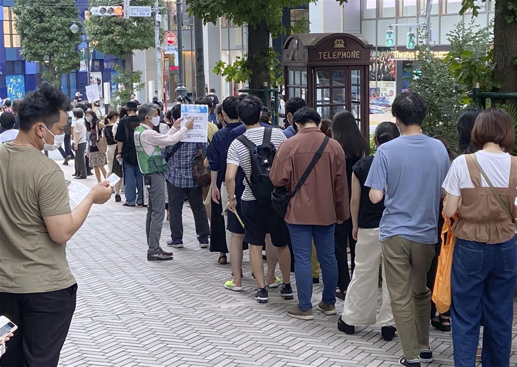 ▲日本先前發現莫德納疫苗瓶內混入異物後，沖繩縣30日也在輝瑞疫苗內發現異物，目前沒有接種民眾身體不適。圖為東京澀谷29日排隊接種人潮。（圖／翻攝自《共同社》）