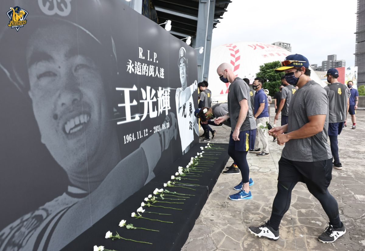 ▲中信兄弟製作王光輝追思看板。（圖／兄弟提供）