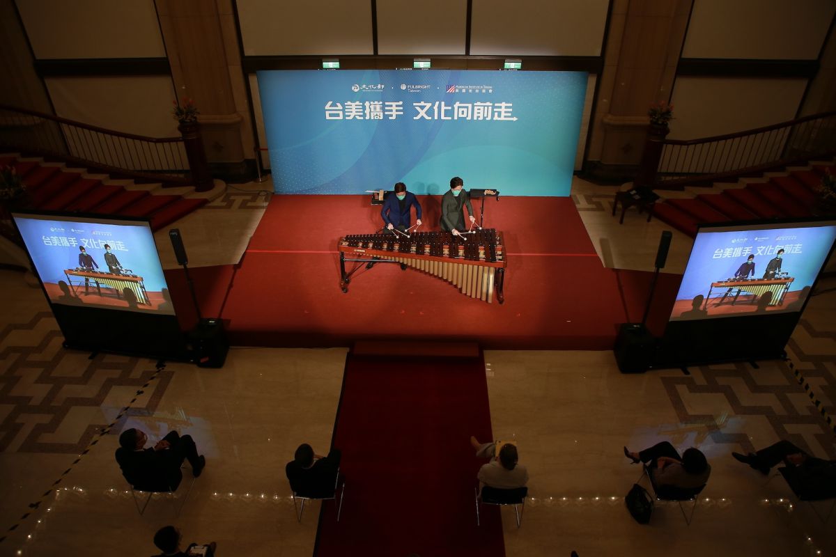 ▲兩組受美國國務院中央舞臺（Center Stage）交流計畫邀請赴美巡演的表演團體共同出席，讓台美文化交流更密切。（圖／文化部提供）