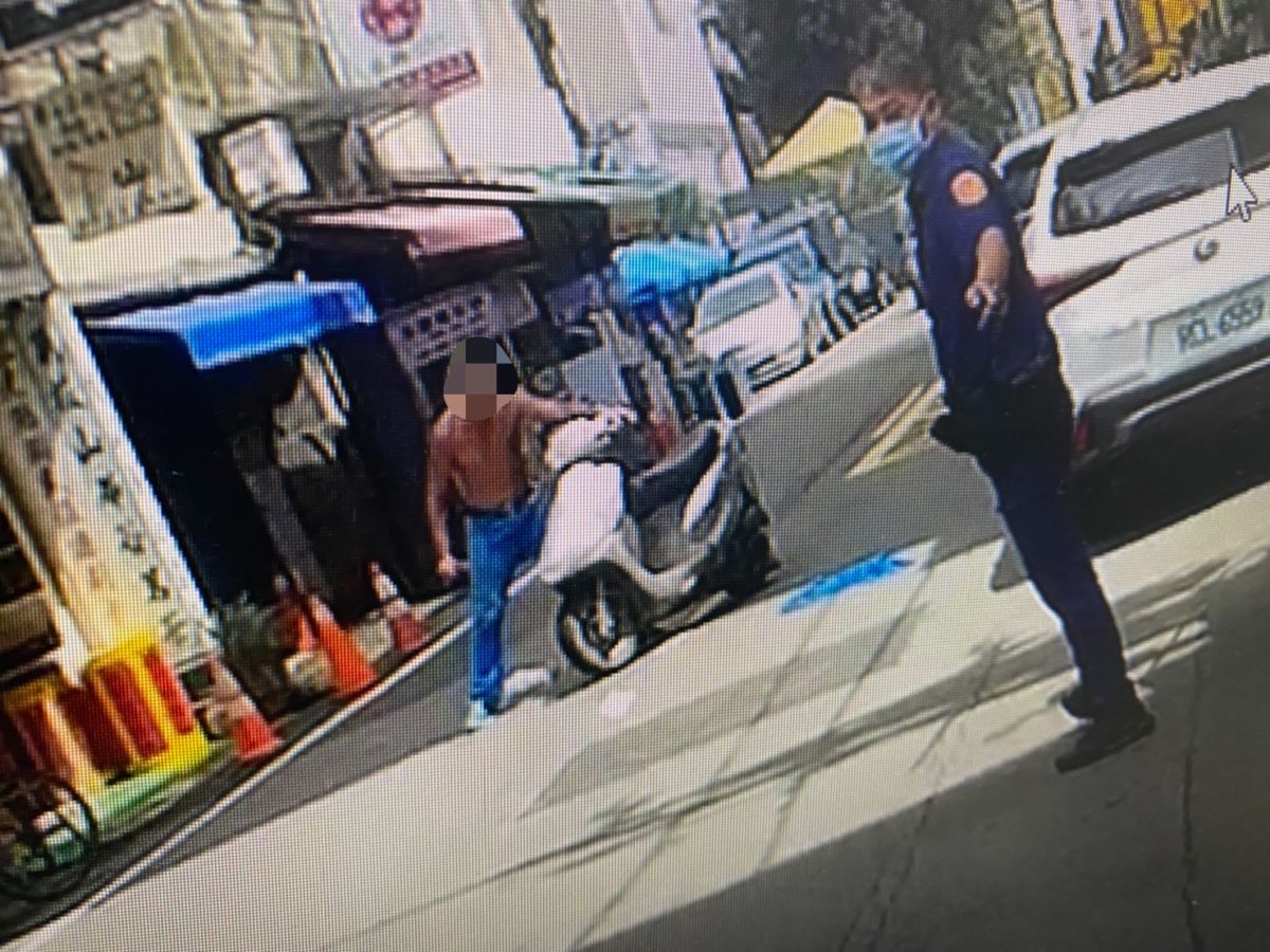 ▲曾姓男子持開山刀大街上揮舞，與警方對峙。（圖／大溪分局提供）