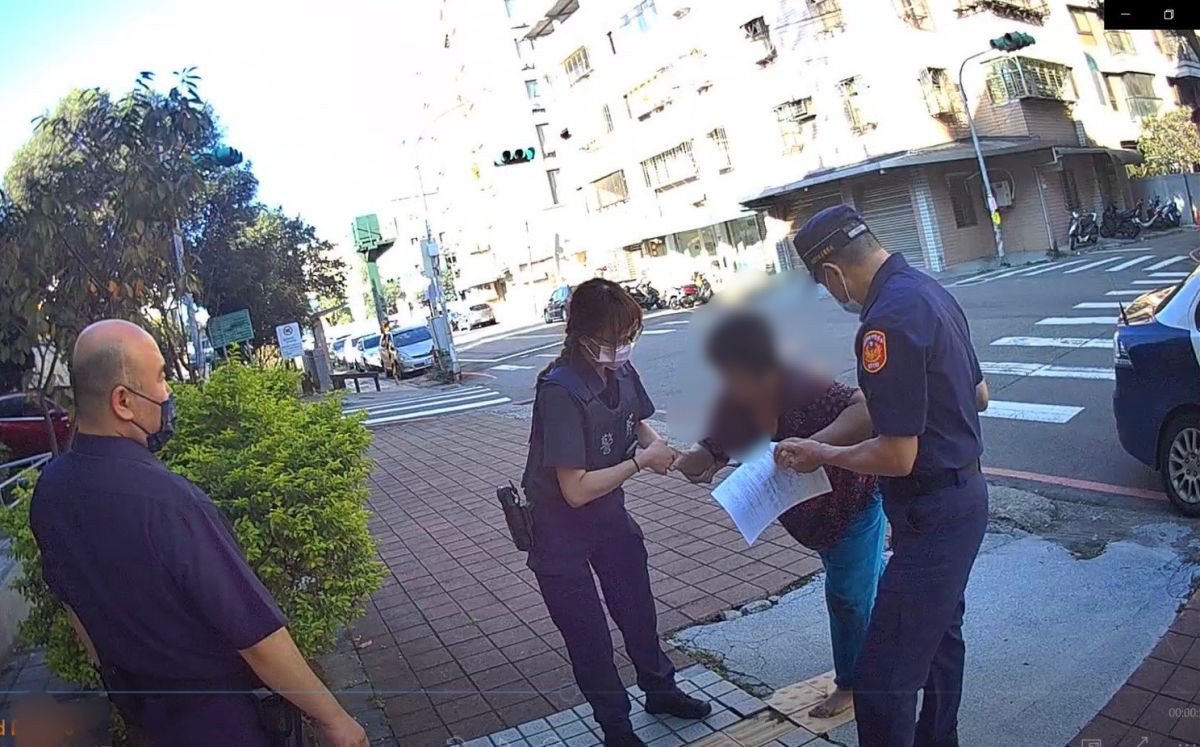 ▲患有精神疾病的婦人獨自一人站在車水馬龍的馬路邊，還好警方及時將她帶回派出所，並連繫兒子將她帶至醫院治療。（圖／龜山分局提供）
