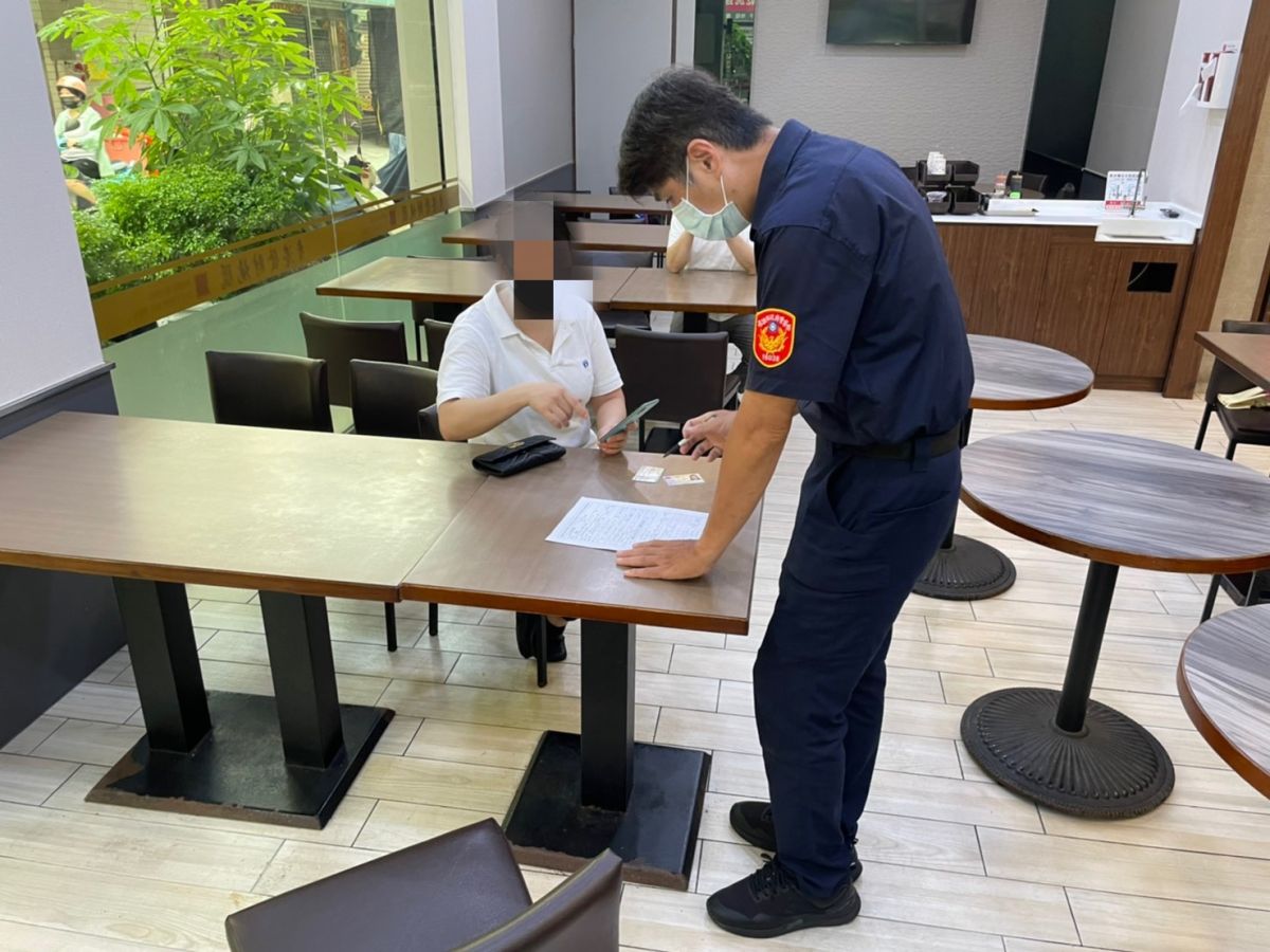  ▲三民二分局陽明派出所日前查獲有越南女子透過臉書直播購買含有豬肉成分的越南冷凍蝦卷，經高市農業局檢驗今天確定呈非洲豬瘟陽性反應。(圖／記者郭凱杰翻攝)

