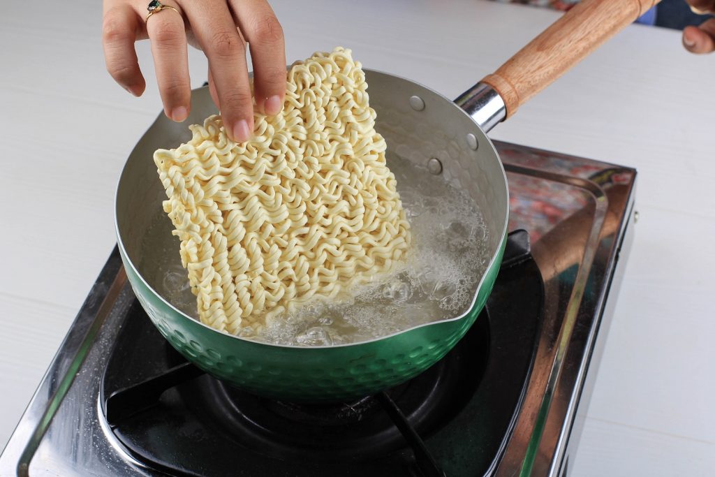 ▲泡麵料理方便快速、香氣誘人，被許多人視為宵夜良伴。（圖／Shutterstock）