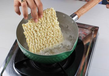 ▲泡麵料理方便快速、香氣誘人,被許多人視為宵夜良伴。(圖/Shutterstock) ▲孫榮建議,煮泡麵時可以將麵體順著紋路折成兩半,縮短麵條長度再丟入鍋中,煮完會比較好入口。(圖/Shutterstock)