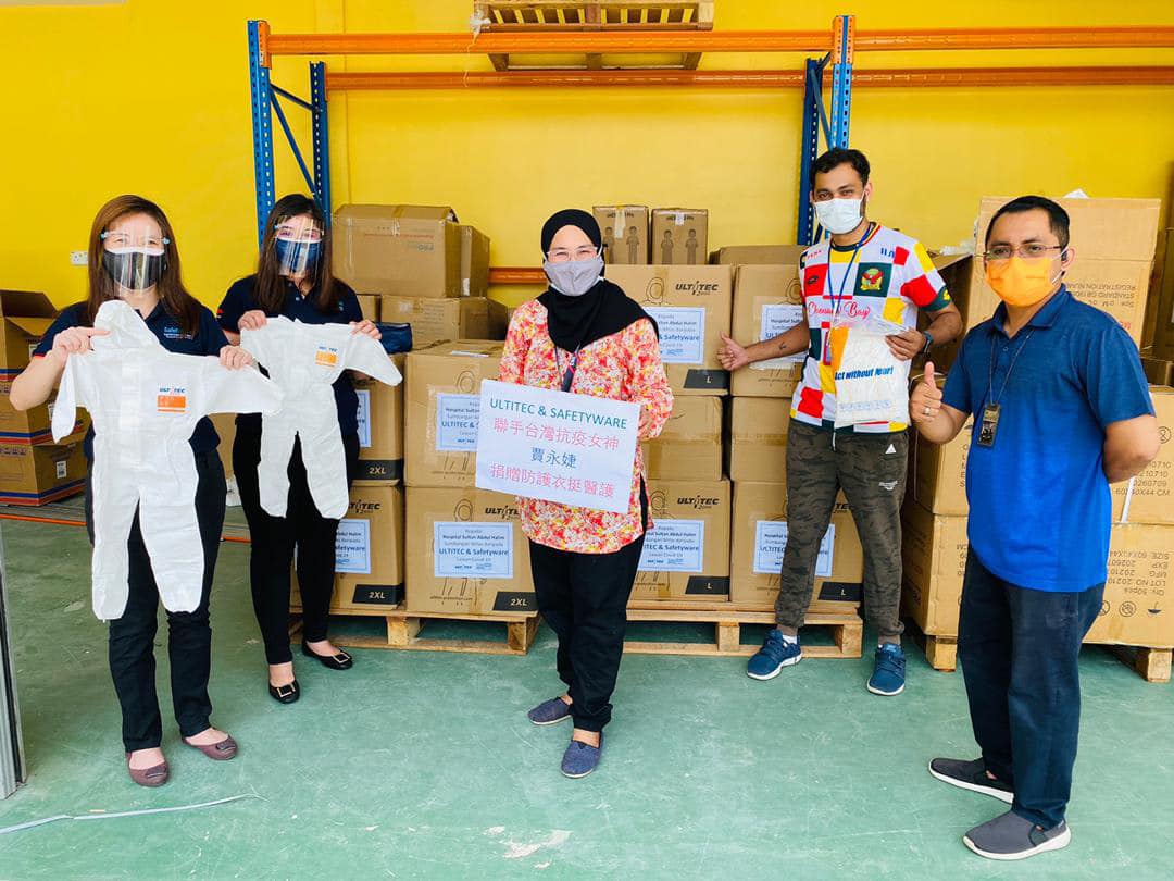 ▲▼賈永婕（上圖左）透過歌手黃明志的聯繫，將物資、善款帶到馬來西亞。（圖／賈永婕臉書）