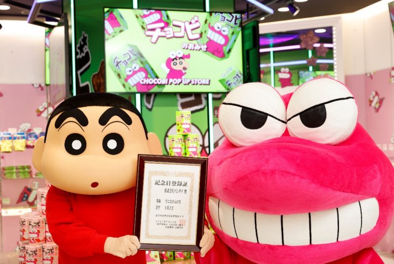 “巧克筆小餅乾”盒上的鱷魚先生阿山紀念快閃店在日本展開，新醬與阿山在首站頒發紀念店證書。