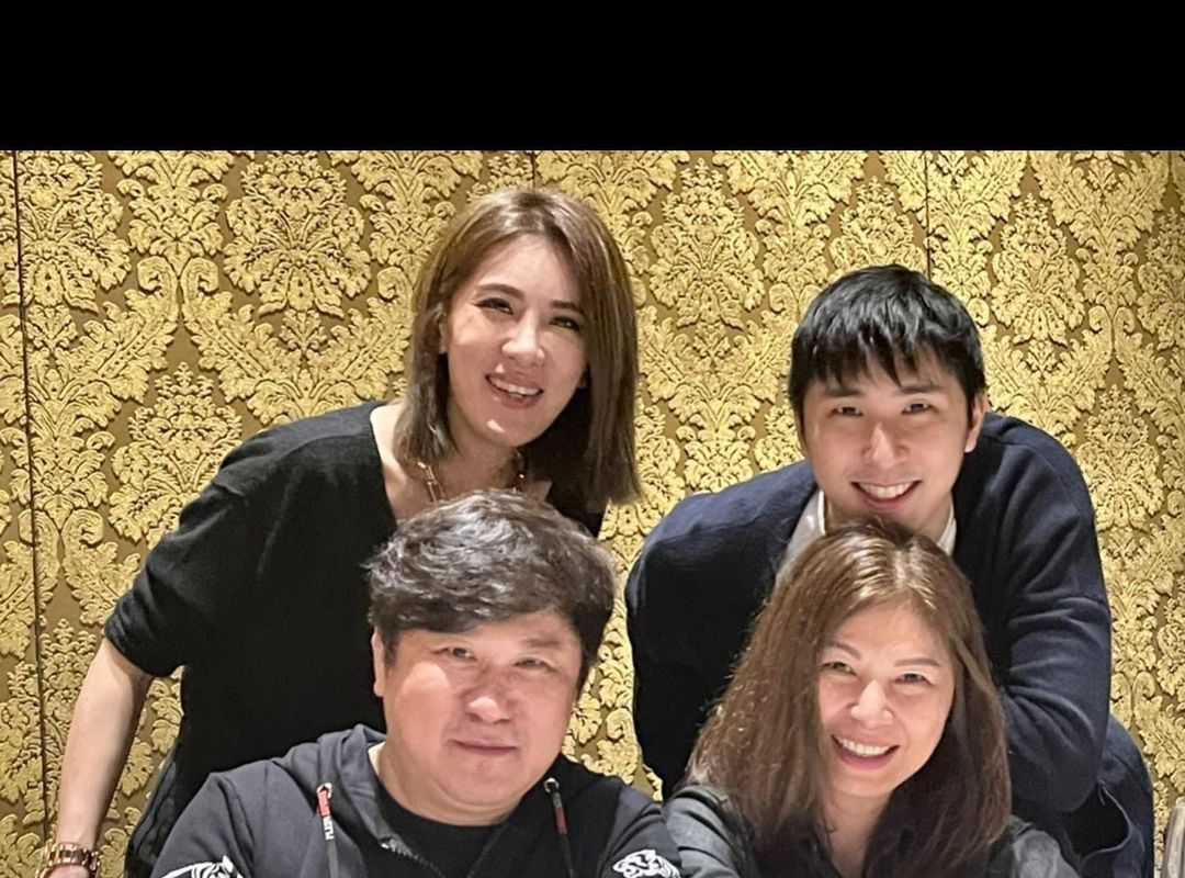 ▲小禎在IG貼出全家福照慶祝父親節，卻有網友在底下留言酸丁柔安是小三。（圖／小禎IG）