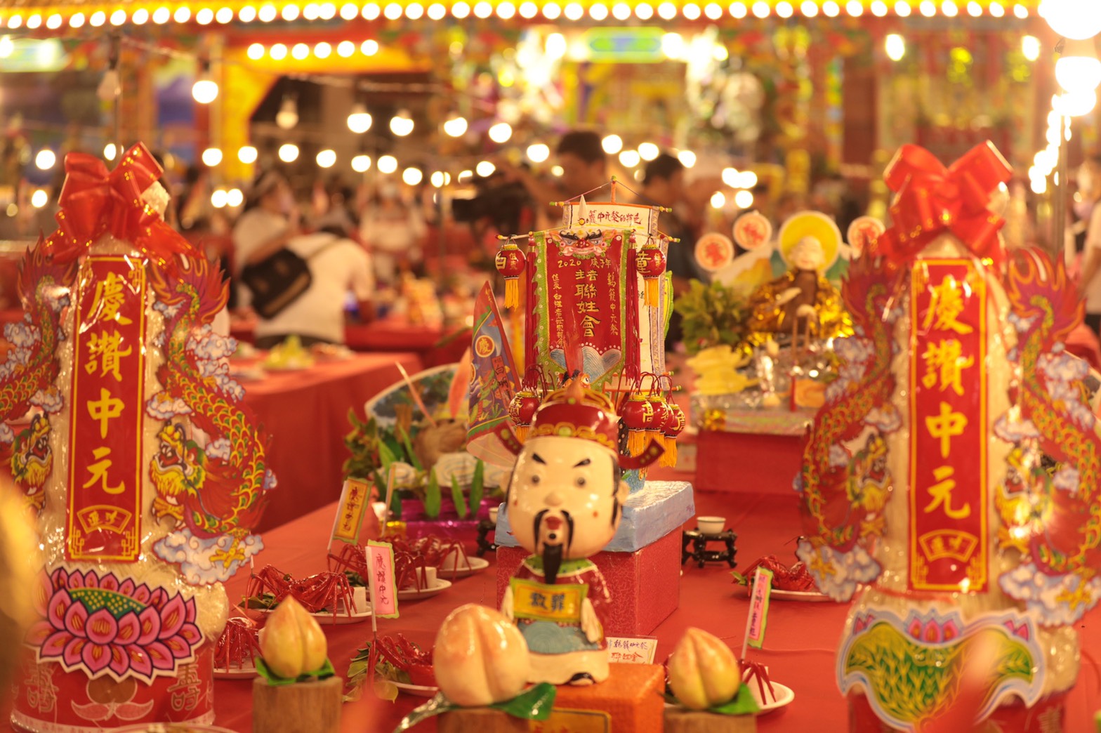 雞籠中元祭的三連桌上有供品也有看生，圖中可見桃子與蝦子的造型。（圖／基隆市政府全球資訊網）