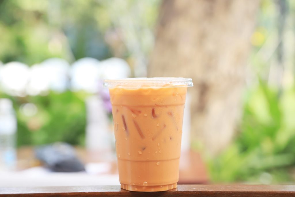 ▲早餐店的大冰奶讓人又愛又怕，還有著「拉肚子」副作用的都市傳說，近日就有網友發現甚至有早餐店招牌「藏頭詩」警告自家大冰奶威力。（圖／Shutterstock）