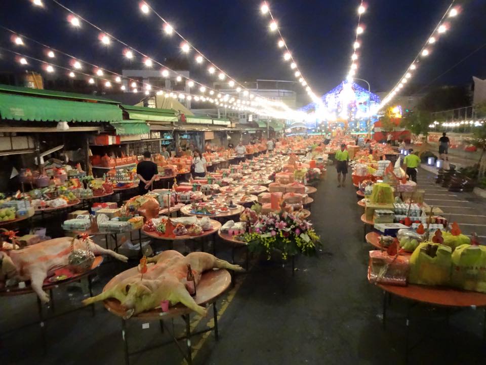 北斗大菜市普度有數百桌的牲禮、看生桌、各種供品，場面相當壯觀。（圖／拜請傳統文創粉專提供）