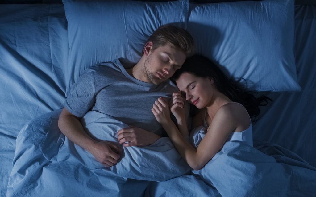 ▲「那就暈吧，他都這麼說了。」她在心裡呢喃。（圖／Shutterstock）