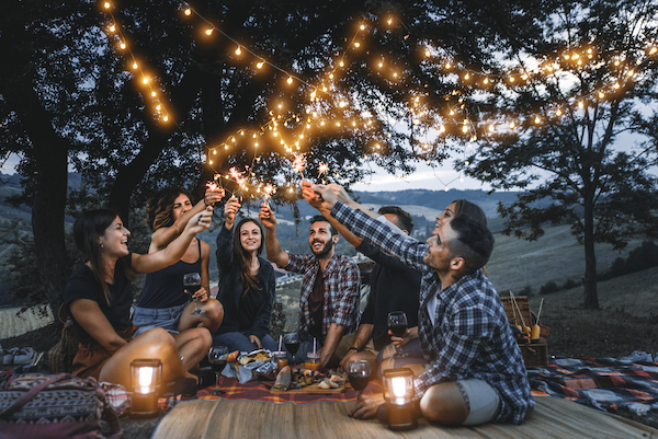 ▲處女座可以帶著情人跟朋友們一起出去聚會放鬆一下，這樣不僅顧了朋友，也能夠讓對方更安心，大家相處也會更融洽。（圖／Shutterstock）