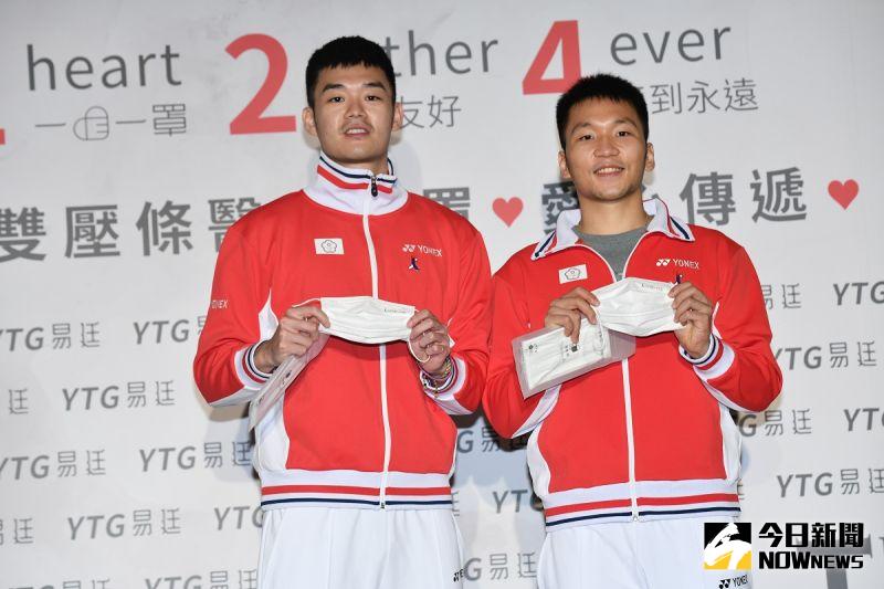 ▲王齊麟（左）、李洋代企業捐出愛心口罩。（圖／林柏年攝）