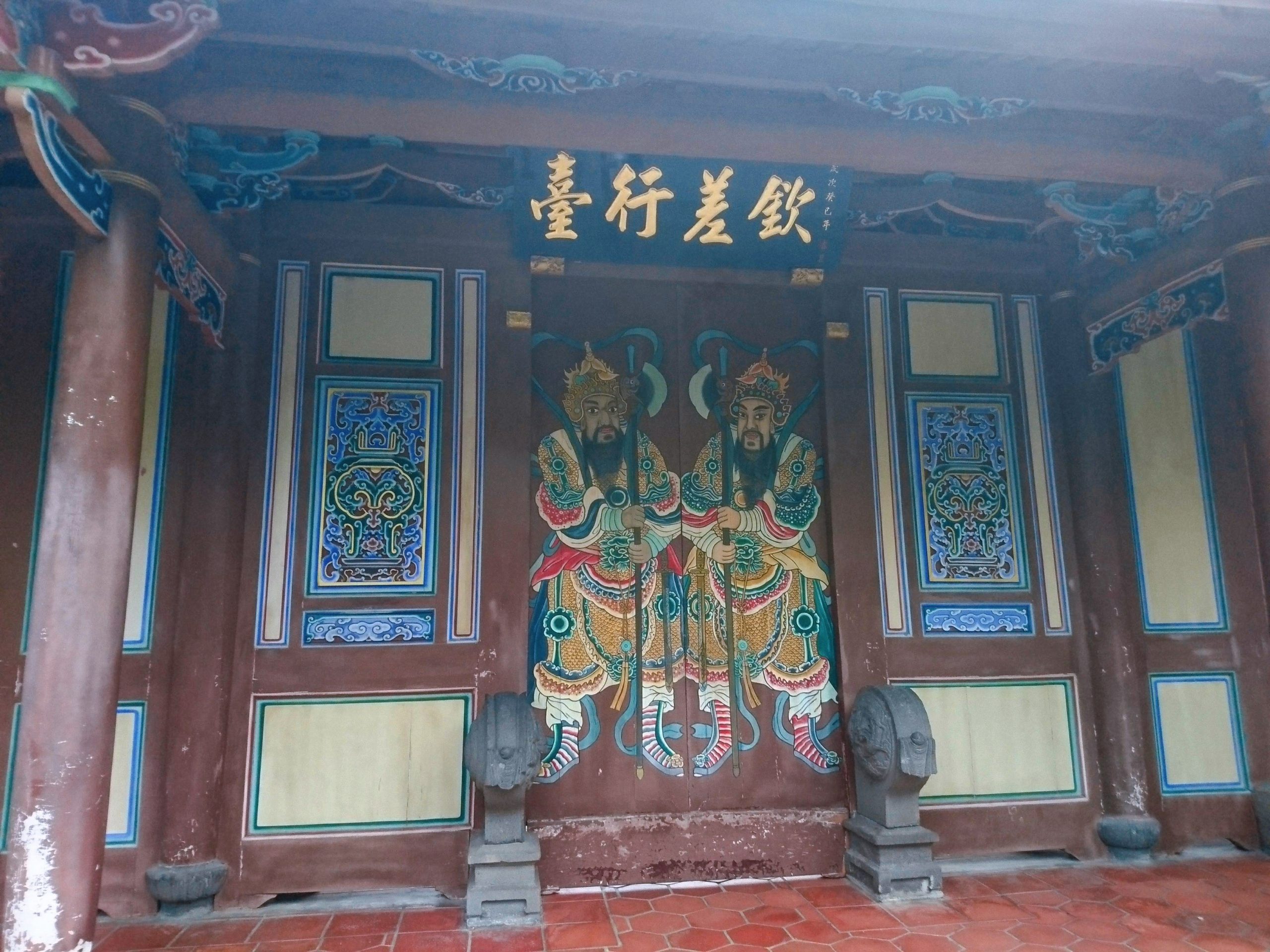 台北市植物園內古蹟欽差行臺的門神：秦叔寶和尉遲恭。（圖／作者提供）