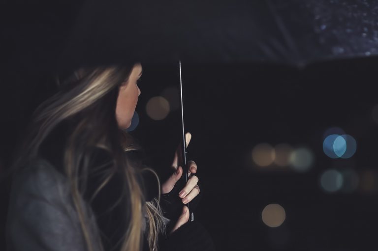 ▲下了車以後我向你揮手道別，風雨差點吹花了我的雨傘。（圖／Shutterstock）
