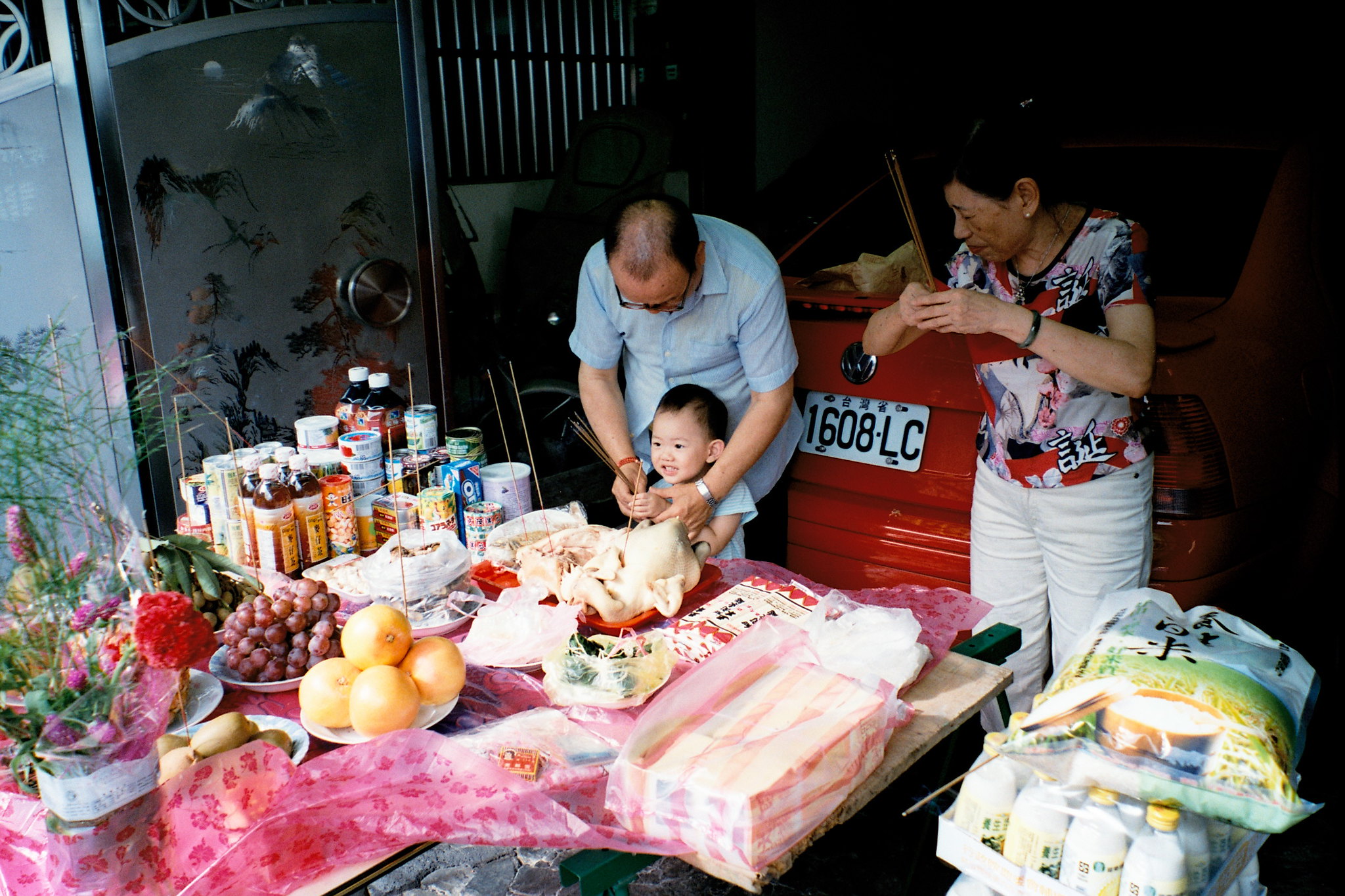 中元時節，許多家庭會在門戶外擺上供品、插上線香來祭拜好兄弟。（圖／ flickr網站-slayer攝）