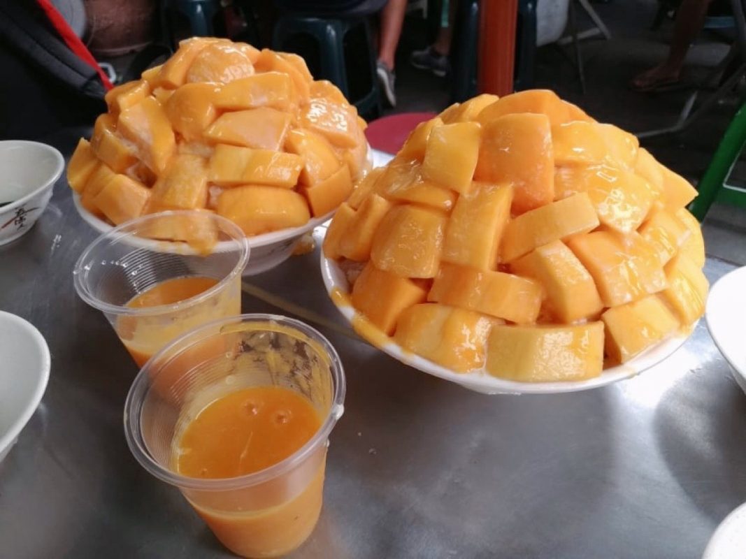 冰鄉的招牌芒果牛奶冰，一碗中集結了不同品種的美味芒果。（圖／江耘秀攝）